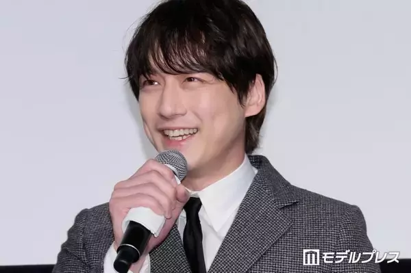 坂口健太郎の娘役、初日舞台挨拶にサプライズ登場 サボテン型のバルーンを持って壇上へ【私はあなたを知らない、】