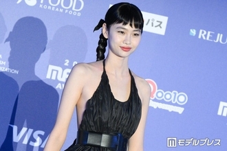 「イカゲーム」出演美女、ショート丈トップスでウエストちらり「スタイルの良さが異次元」「完璧スタイル」と反響