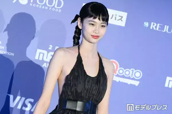 「イカゲーム」出演美女、ショート丈トップスでウエストちらり「スタイルの良さが異次元」「完璧スタイル」と反響