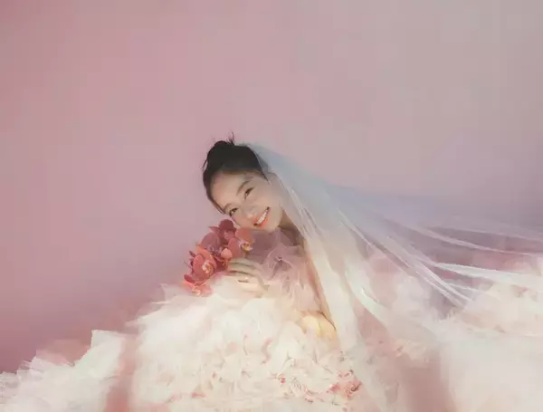 池端杏慈、ピンクのウエディングドレス姿で「ゼクシィ」初表紙 理想のクリスマスデート明かす