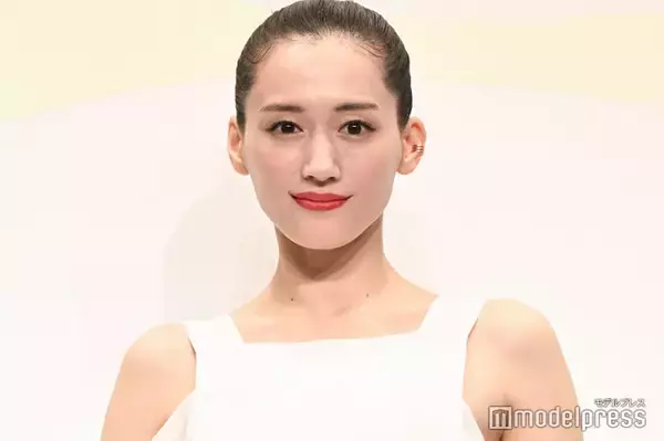 綾瀬はるか「紅白」オフショット公開 美スタイル輝くノースリドレス姿に「圧倒される美しさ」「エレガントで素敵」と反響