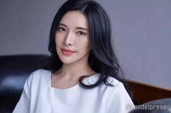 “世界一のグラビア雑誌”表紙も飾った4児のママ・紗世「VOGUE UKRAINE」に登場「また一つ夢が叶いました」