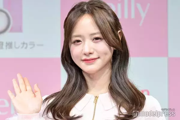 森香澄、美脚透ける大胆肩出し衣装姿に反響続々「上品なのに色っぽい」「美しすぎる」