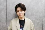 「朝ドラ初出演で話題・荒井啓志、母役・仲間由紀恵の計らいで自然と親子の距離感に 役作りで意識したこと明かす「説得力を持たせられたら」【モデルプレスインタビュー】」の画像1