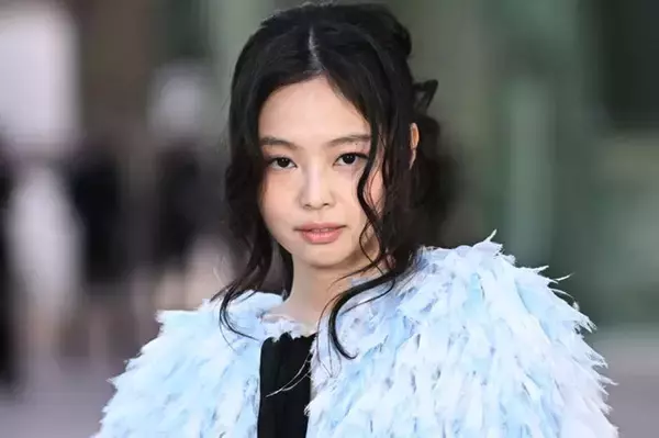 BLACKPINKジェニー、美ウエスト際立つへそ出しトップス姿披露「異次元の可愛さ」「シルエット最強」