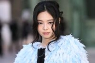 BLACKPINKジェニー、美ウエスト際立つへそ出しトップス姿披露「異次元の可愛さ」「シルエット最強」