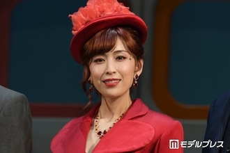 雛形あきこ、美ボディ際立つビキニショットに反響「ずっと変わらないスタイルの良さ」「絵になる美しさ」