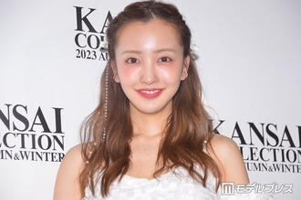 板野友美、ミニ丈ボトムス×ロングソックスで美脚スラリ「憧れのスタイル」「大人ガーリー素敵」と反響