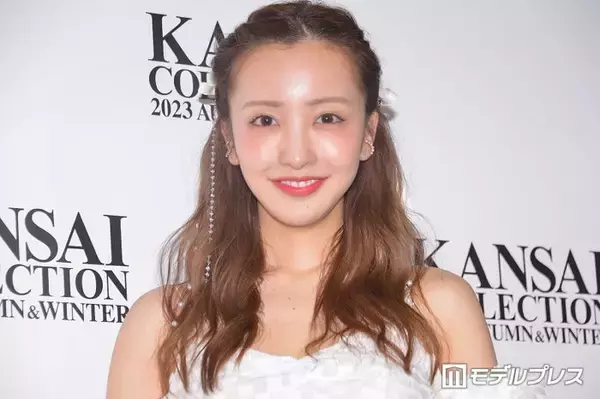 板野友美、ミニ丈ボトムス×ロングソックスで美脚スラリ「憧れのスタイル」「大人ガーリー素敵」と反響