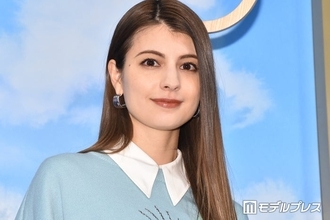 マギー、リゾートでの美脚際立つミニスカ姿公開「女神降臨」「何頭身？」の声