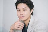 「磯村勇斗、一見クールな役で意識している“パーツ”「思いを伝えられるように」今田美桜とは阿吽の呼吸で演技【「クロスロード」インタビュー】」の画像1