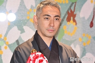 市川團十郎、木漏れ日の中での子ども2人の散歩ショットに反響「大きくなってる」「身長同じくらいで可愛い」