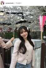 仮面高校生の妹で話題・すなずりかりん、韓国でのミニワンピショット公開「可愛い」「海に映える写真」と話題