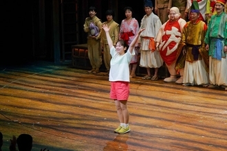 舞台「千と千尋の神隠し」ソウル公演開幕 “千尋役”上白石萌音＆川栄李奈が感謝・カーテンコール写真も公開