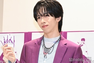 超特急リョウガ、一般通行人としてニュース出演 “秋バテ”再現ショットをカード化「知らないところで取り上げられた」【RYOGA THE CARD 〜Eternal Moment〜】