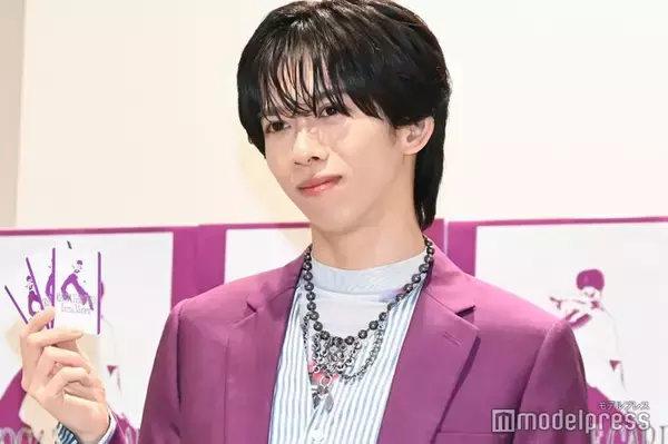 超特急リョウガ、一般通行人としてニュース出演 “秋バテ”再現ショットをカード化「知らないところで取り上げられた」【RYOGA THE CARD 〜Eternal Moment〜】