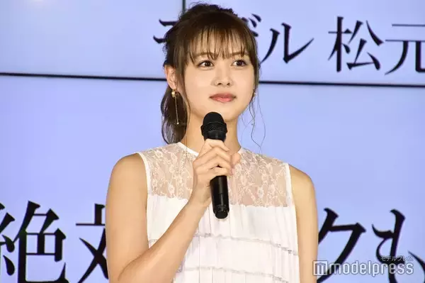 「王様のブランチ」美人リポーター、ショーパン×タイツで美脚輝く “全部私物”ハリポタコーデに「世界観に合ってる」「完成度すごい」の声
