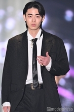 豊田裕大、ブラックコーデで色気漂う クールな眼差しに会場沸く【TGC2026 S/S】