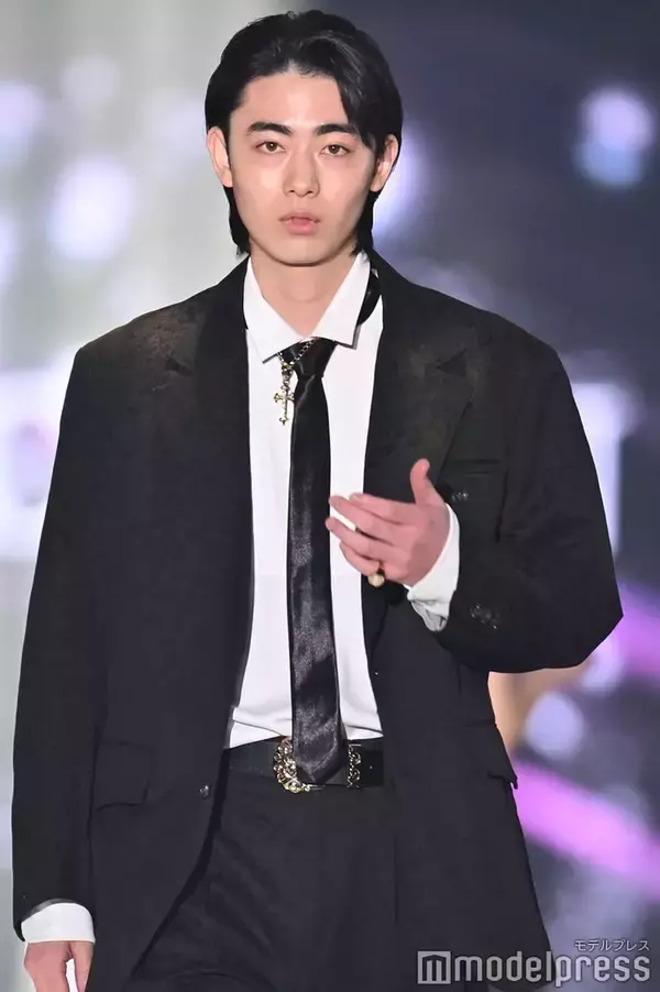 豊田裕大、ブラックコーデで色気漂う クールな眼差しに会場沸く【TGC2026 S/S】