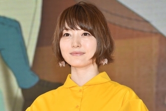 花澤香菜、美脚のぞくハーフパンツ衣装ショット公開「上品で可愛い」「スタイル抜群」と反響