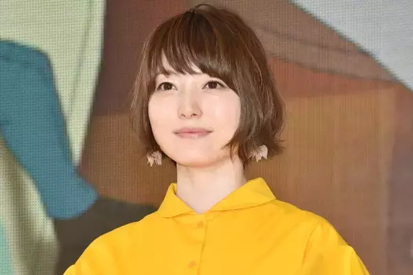 花澤香菜、美脚のぞくハーフパンツ衣装ショット公開「上品で可愛い」「スタイル抜群」と反響