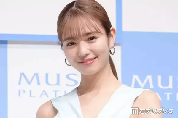 横田真悠、美脚透けスカート衣装ショット披露「スタイル抜群」「上品で憧れる」と絶賛の声