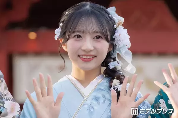 AKB48メンバー「本物の双子コーデ」双子妹とのディズニーショット公開「雰囲気似てる」「最強の双子」と反響