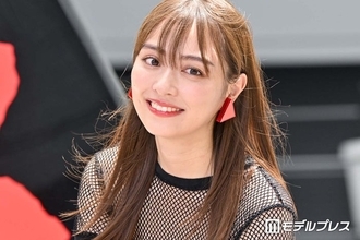 内田理央、ウエストチラリのオフショルトップスで美スタイル公開「デコルテが綺麗」「美しすぎる」の声