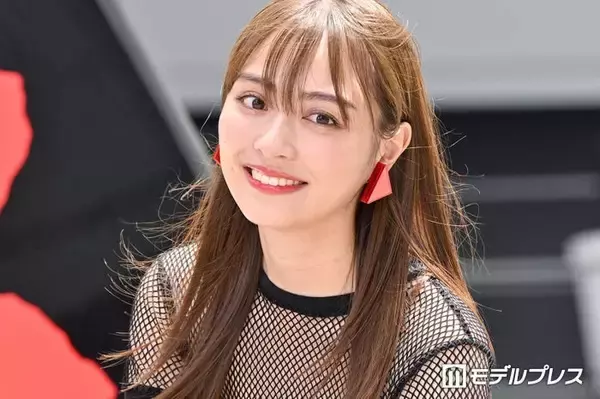内田理央、ウエストチラリのオフショルトップスで美スタイル公開「デコルテが綺麗」「美しすぎる」の声