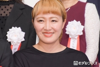 1児の母・丸山桂里奈、娘の七五三ショット公開「赤基調で素敵な着物」「素足もポーズも可愛すぎる」と反響