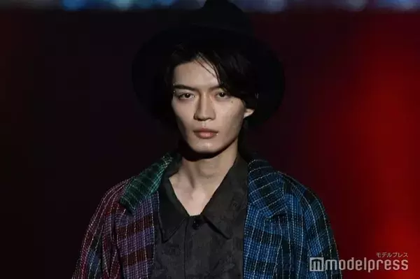 原因は自分にある。杢代和人、目元にストーンキラリ ハット×ロングコート着こなす【TGCあいち・なごや2026】