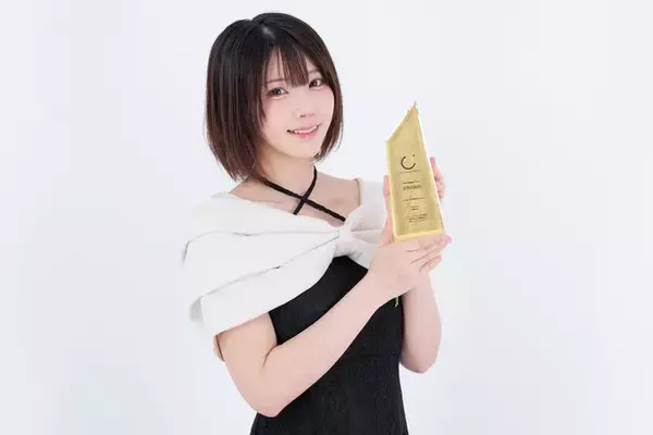 えなこ“2025年最も多くの表紙を飾った人”に決定 2年連続1位で初の殿堂入り【第3回トップカバーアワード／受賞者一覧】