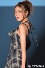 王林、変形ワンピースからスラリ美脚「着こなせるのすごい」「ポニーテール可愛い」の声【TGC松山2026】