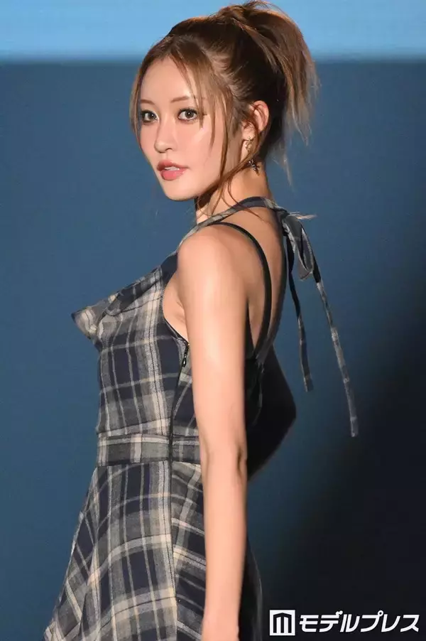 王林、変形ワンピースからスラリ美脚「着こなせるのすごい」「ポニーテール可愛い」の声【TGC松山2026】