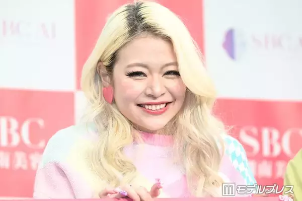エルフ荒川、“別人級”茶髪＆裸眼で雰囲気ガラリ 人気女優スタイリングのミニスカタイツコーデが話題「一瞬誰かと思った」「大人っぽくて素敵」