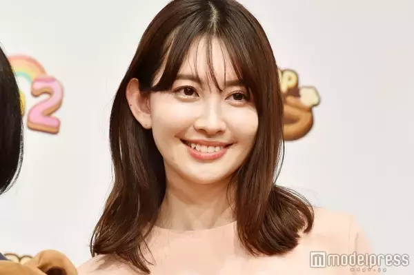 小嶋陽菜、膝上丈のノースリワンピで美脚スラリ「上品でゴージャス」「憧れの脚線美」と反響