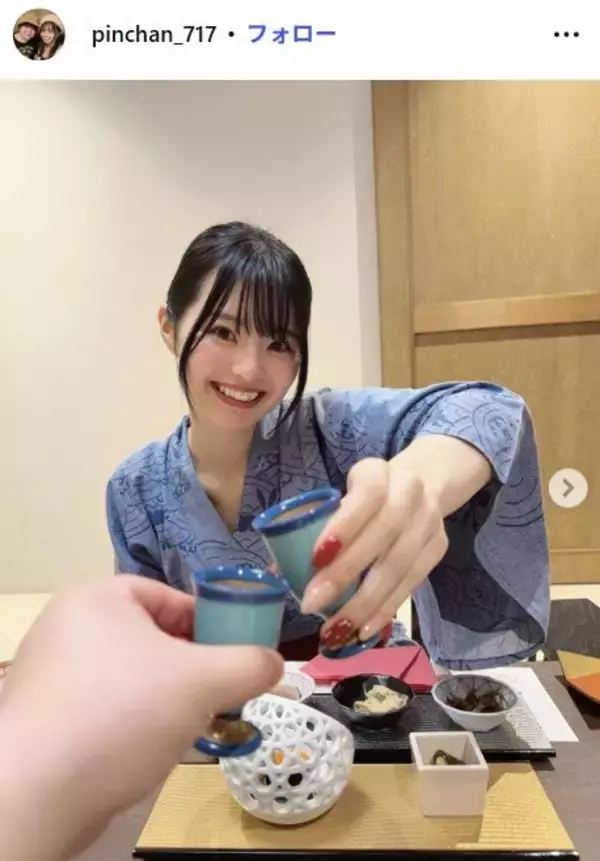 夜のひと笑い・こうの復縁恋人「こうくんのトレーナー借りてダボダボ感強め」ミニスカタイツコーデ披露「彼氏の服着てるの可愛すぎ」「スタイル抜群」と反響