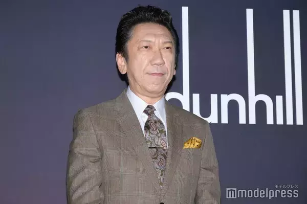 布袋寅泰、CMで共演中の“姪っ子”との2ショット公開「背が高くてスタイル抜群」「やりとり可愛い」の声