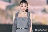「川口ゆりな、ガルアワ舞台裏ショットで美脚スラリのミニスカ姿「異次元の脚の長さ」「お洒落すぎる」と反響」の画像1