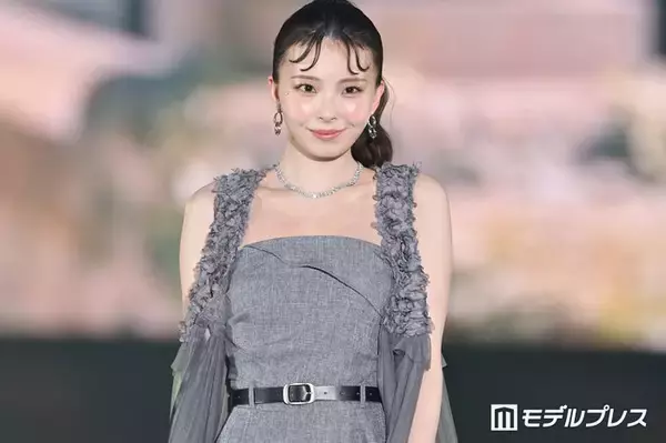 川口ゆりな、ガルアワ舞台裏ショットで美脚スラリのミニスカ姿「異次元の脚の長さ」「お洒落すぎる」と反響