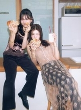 山下美月＆生見愛瑠、ホリデー気分なペア表紙 “共通の友人”の存在で「久しぶりな感じがしなかった」