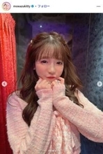 大食い女王・もえのあずき、オーバーサイズスウェットから美脚スラリ 新型特急の車内ショットに反響「スタイル良すぎです」