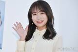 「秋元真夏、黒ノースリの自撮りショット公開「肌が発光してる」「デコルテも綺麗」と絶賛の声」の画像1