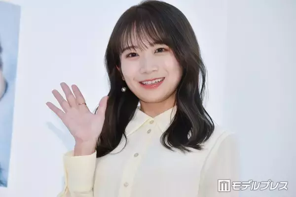 秋元真夏、黒ノースリの自撮りショット公開「肌が発光してる」「デコルテも綺麗」と絶賛の声