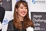 「3児の母・川崎希「ヨーグルトに食パンをつけて食べるのにハマり中」次女の“もぐもぐ時間”公開「手づかみ食べが上手」「可愛い」の声」の画像1