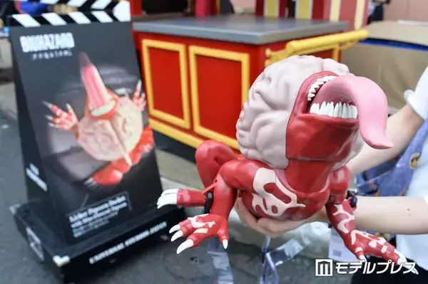USJ、バイオ「リッカー・ポップコーンバケツ」公開 長い舌に鋭い爪…不気味さ精巧に再現