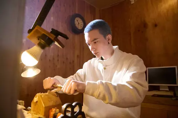 嵐翔真、Snow Man岩本照と2人きりの時に教わった「大切な事」デビュー以来の長髪→青坊主に劇的イメチェン【「カラちゃんとシトーさんと、」インタビュー】