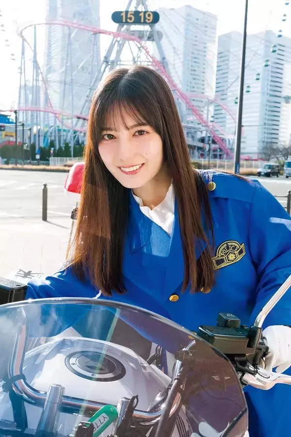 日向坂46小坂菜緒、白バイ隊員姿で劇場版コナンの聖地巡礼「週刊少年サンデー」表紙登場