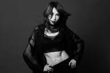「工藤静香、アスリート並みバキバキ腹筋披露 女王に扮した新曲「Dynamic」MV公開」の画像1