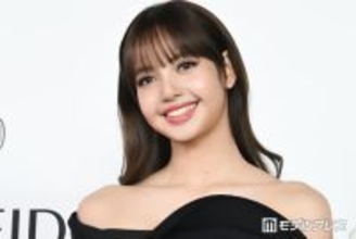 BLACKPINKリサ、メットガラでの“腕が4本”奇抜ドレス姿が話題「歩く芸術品」「アーティステックで美しい」